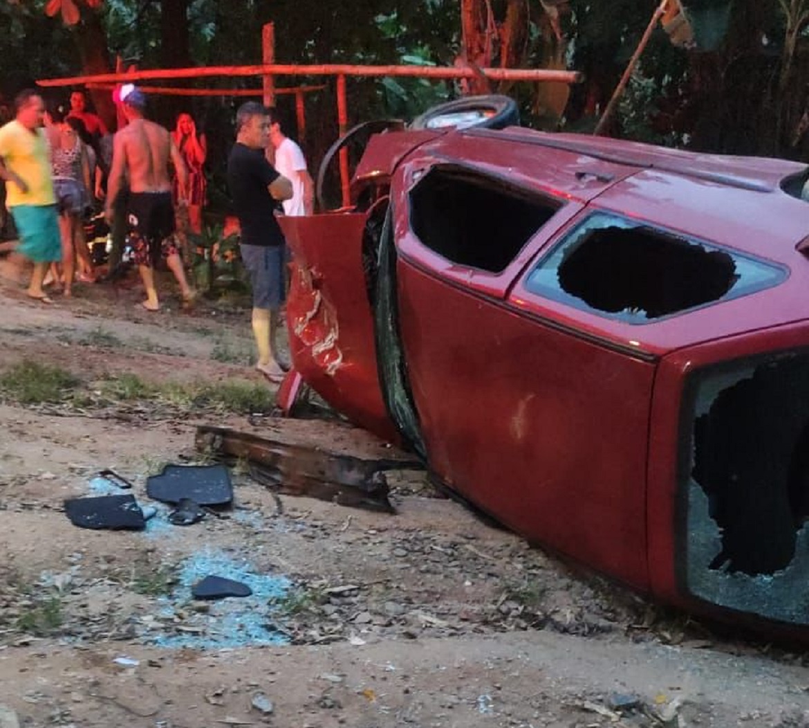  Carro invade acostamento e mata duas pessoas na BR-101