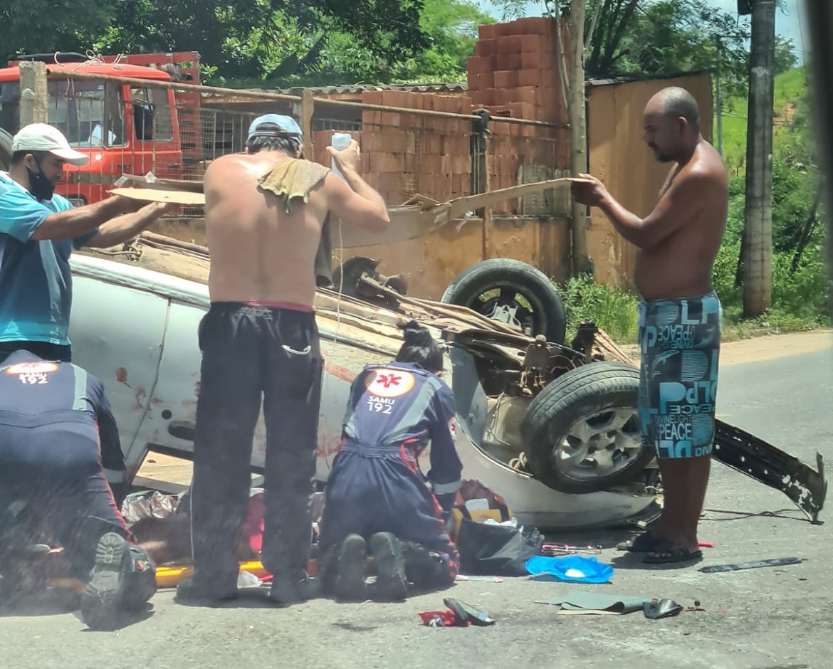  Motorista perde controle do carro e capota em Cachoeiro