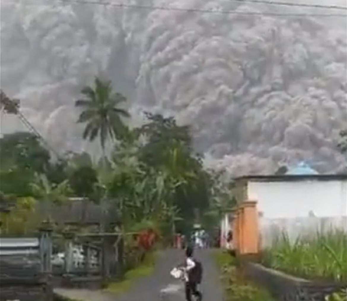  Vulcão na Indonésia entra em erupção e deixa 22 mortos