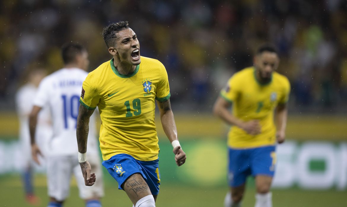  Em noite de experiências, Brasil goleia o Paraguai nas Eliminatórias