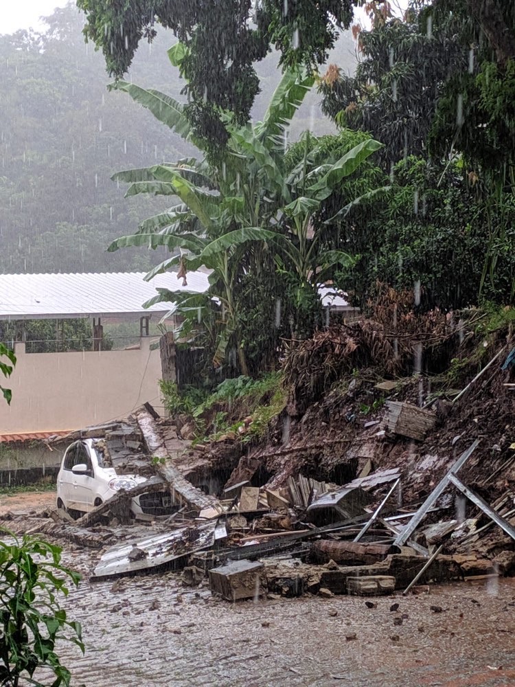  Defesa Civil de Cachoeiro registra mais de 30 ocorrências nesta tarde por causa da chuva