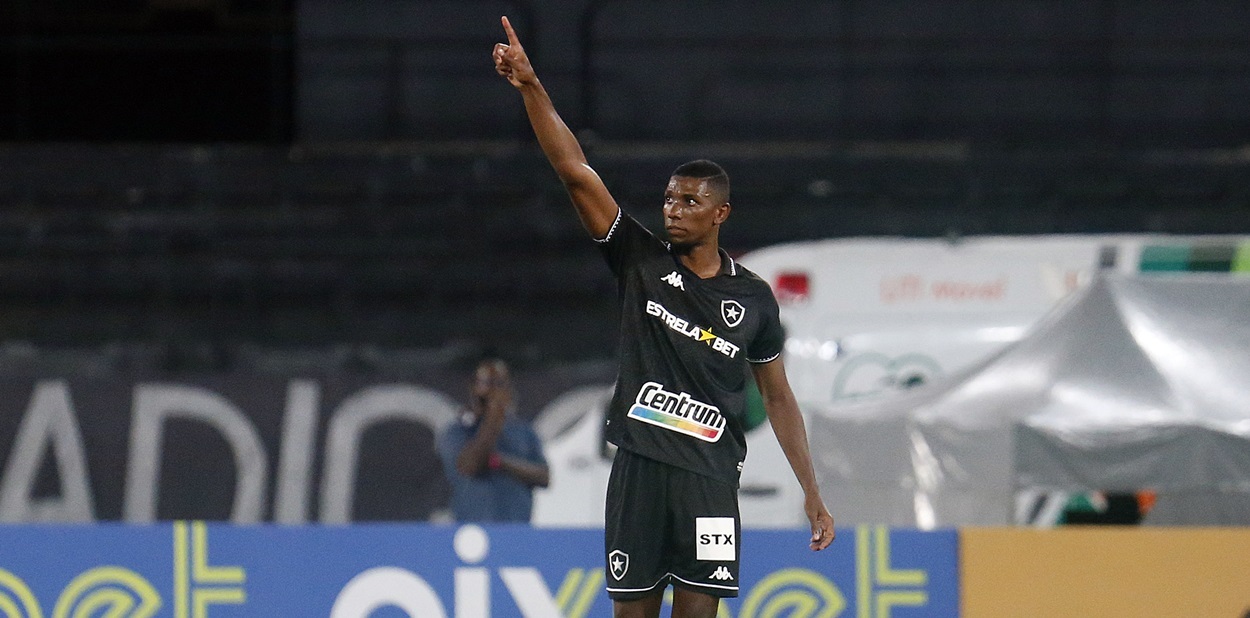  Botafogo vira contra o Madureira e segue invicto no Carioca