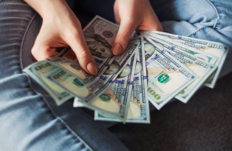  Dólar fecha estável, mas acumula quinta semana de queda