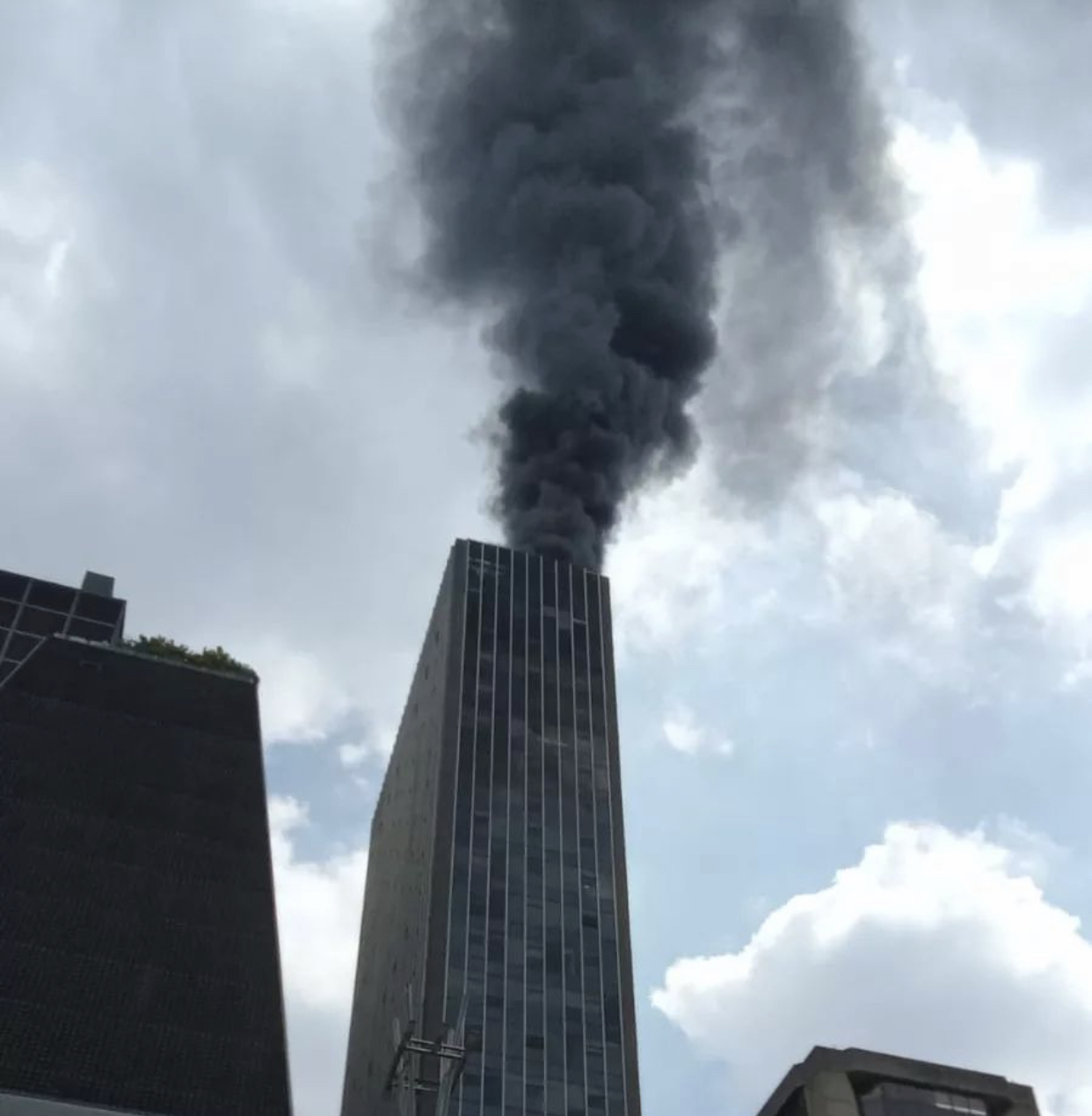  Corpo de Bombeiros apaga incêndio em prédio na Avenida Paulista