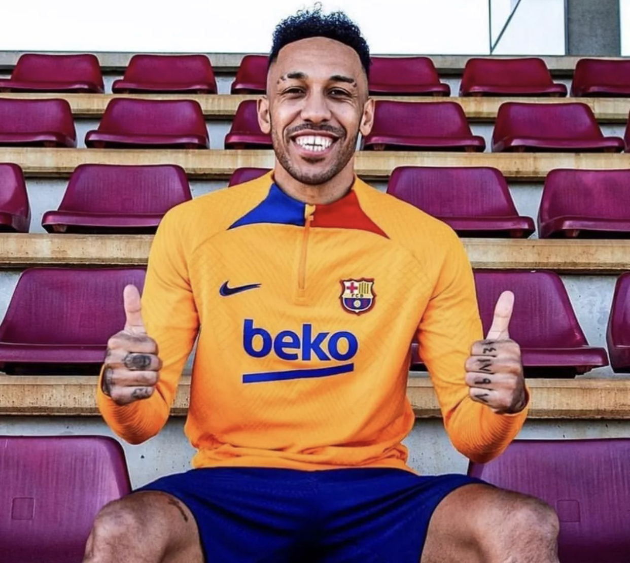  Aubameyang assina com o Barcelona até 2025