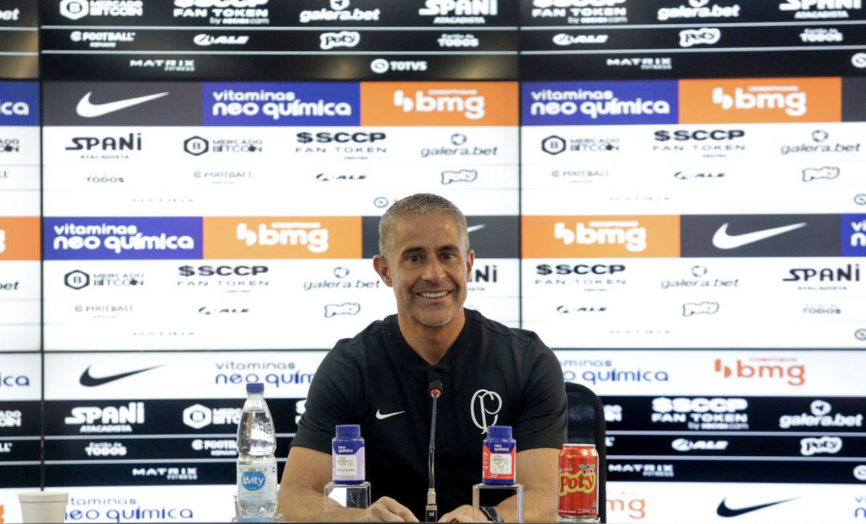  Corinthians demite Sylvinho após derrota para o Santos em Itaquera