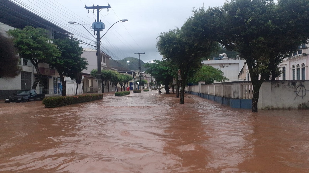  Alegre é castigada pelas chuvas e uma pessoa morre soterrada