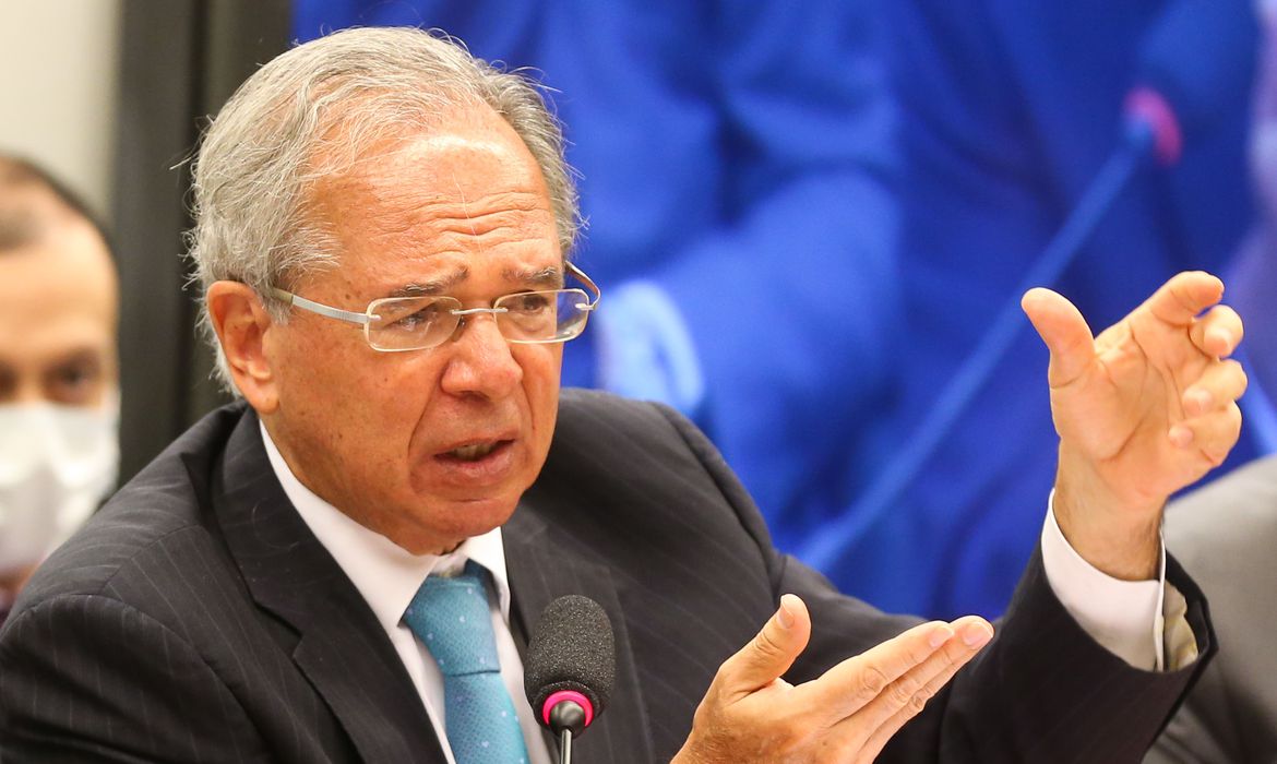  Governo avalia reduzir imposto para estimular indústria, diz ministro