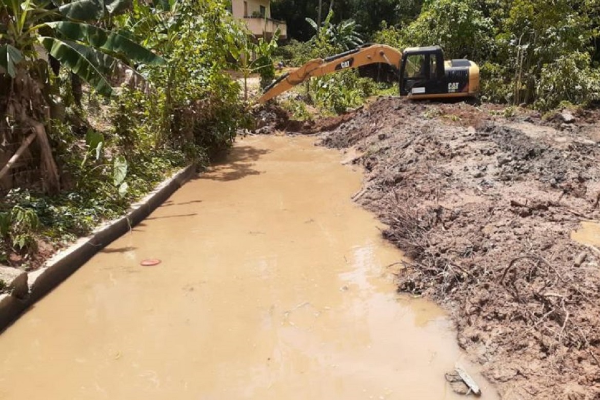  Prefeitura de Cachoeiro realiza desassoreamento de córrego e reconstrução de ponte em Itaoca