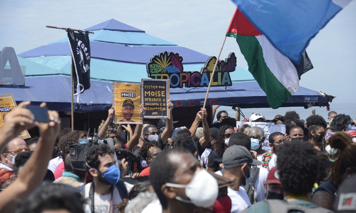  Em protesto no Rio, manifestantes pedem justiça por morte de Moïse