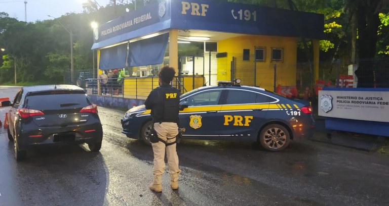  PRF recupera veículos roubados e faz apreensão de entorpecentes