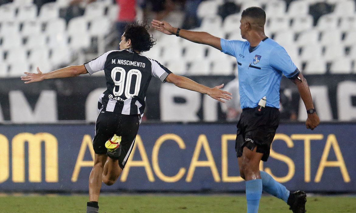  Joia de 17 anos brilha, Botafogo vence e reassume a ponta do Carioca