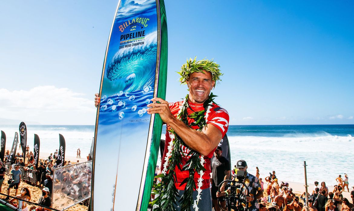  Perto de completar 50 anos, Kelly Slater conquista título de Pipeline