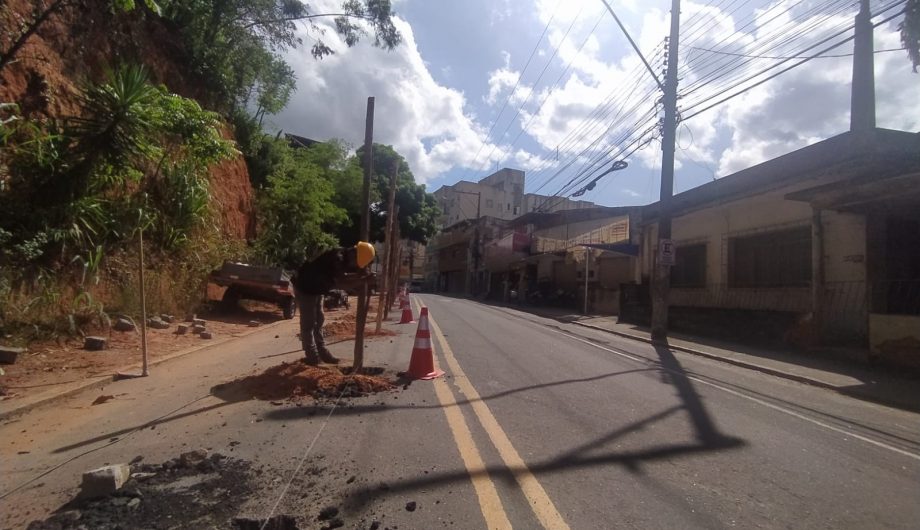  Trânsito é alterado em rua do bairro Amarelo para obras de contenção