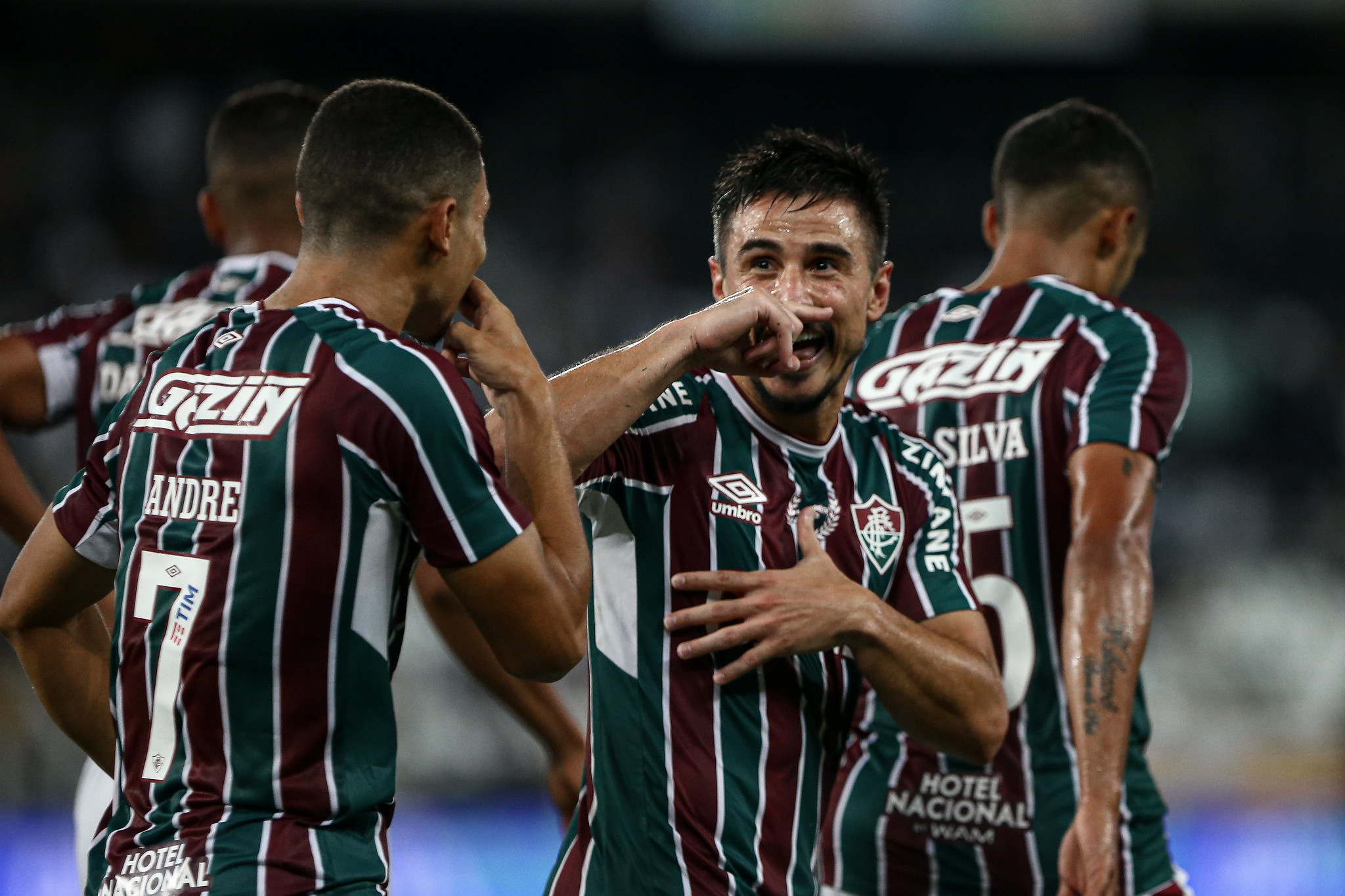  De virada, Flu vence Clássico Vovô