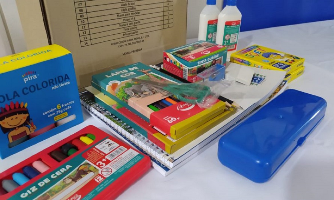  Alunos da rede municipal de Cachoeiro recebem kits de material escolar