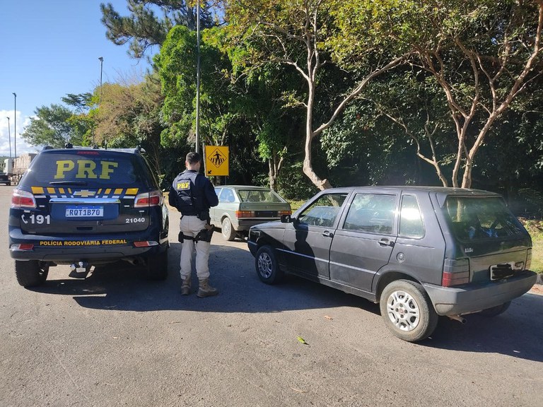  PRF recupera veículos durante fiscalizações no municipio de Serra