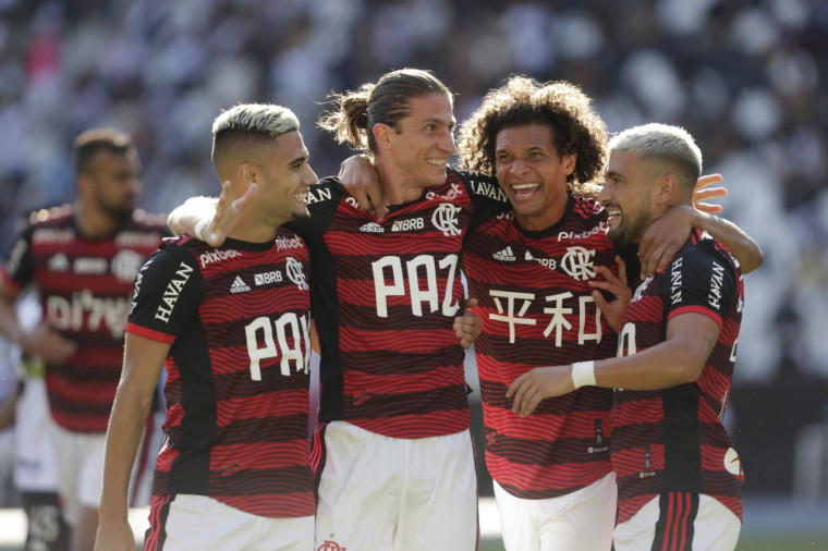  Com golaço de Arrascaeta aos 44 minutos do segundo tempo, Flamengo vence o Vasco por 2 a 1