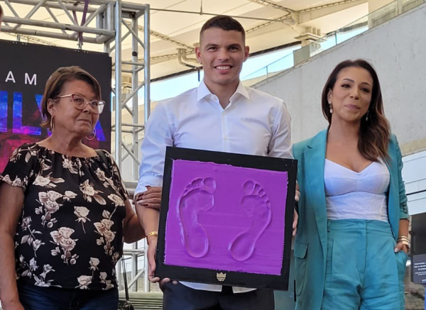  Thiago Silva eterniza pés na Calçada da Fama do Maracanã