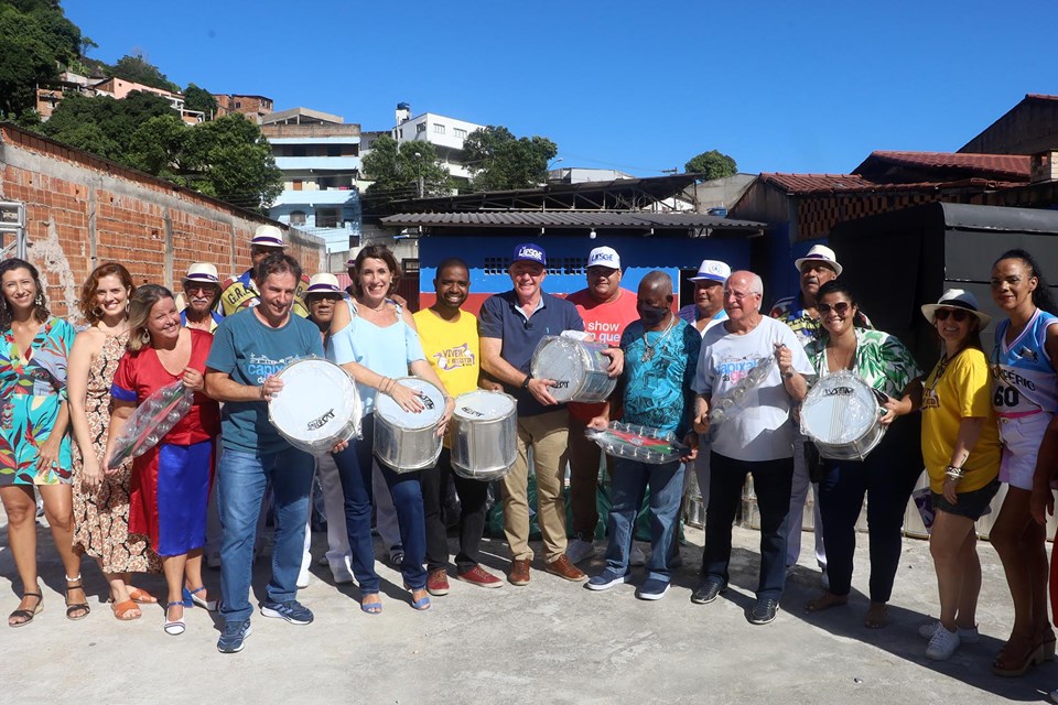  Governo do Estado participa de entrega de instrumentos musicais para escolas de samba