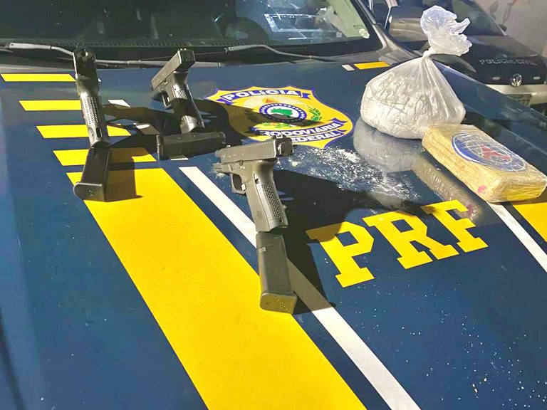  PRF apreende cocaína e 3 pistolas em ônibus que seguia para o ES