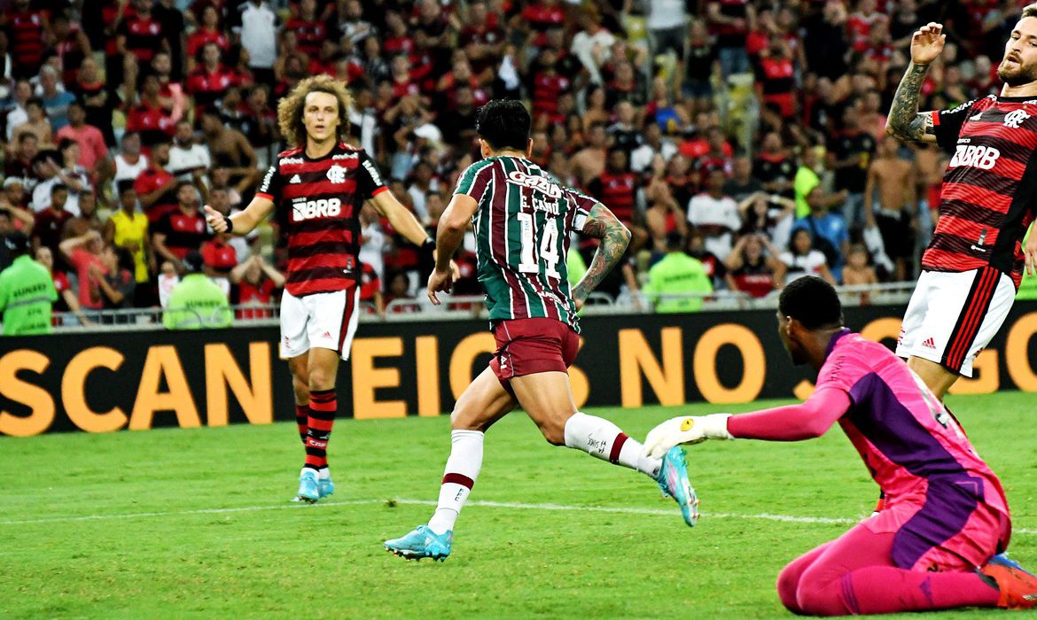  Carioca: Cano marca dois e Fluminense supera Flamengo no Maracanã