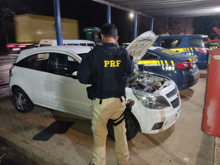  PRF recupera veículo roubado durante fiscalização na BR 101