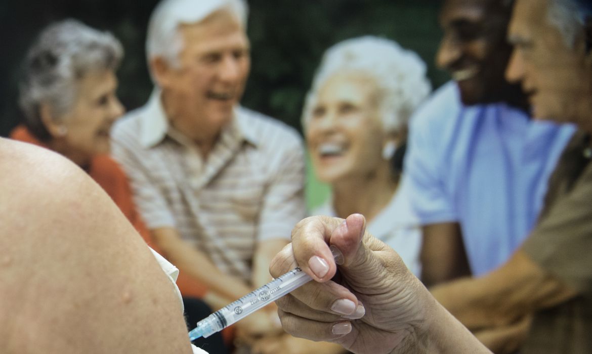  Saúde recomenda segunda dose de reforço para idosos acima de 80 anos