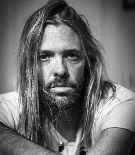  Baterista do Foo Fighters, Taylor Hawkins, morre em turnê, na Colômbia