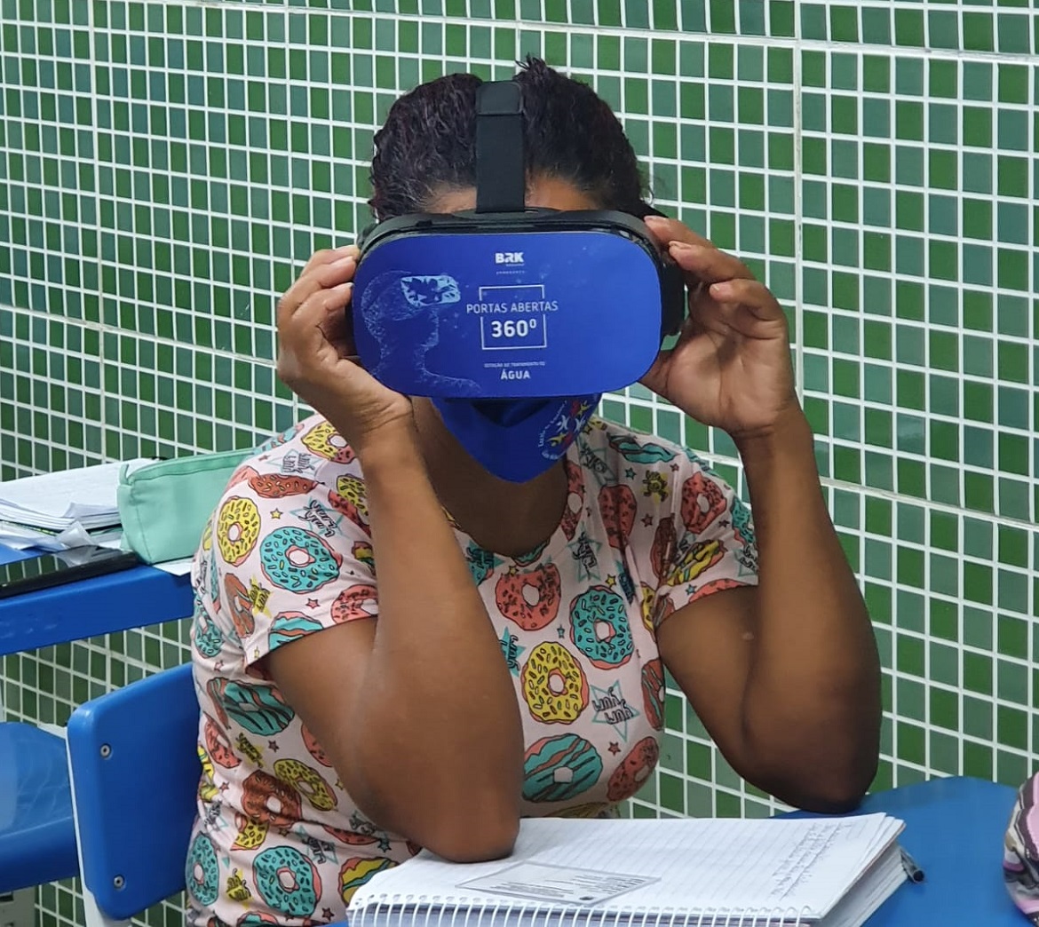  BRK leva informação sobre saneamento básico para escolas de Cachoeiro usando Realidade Virtual