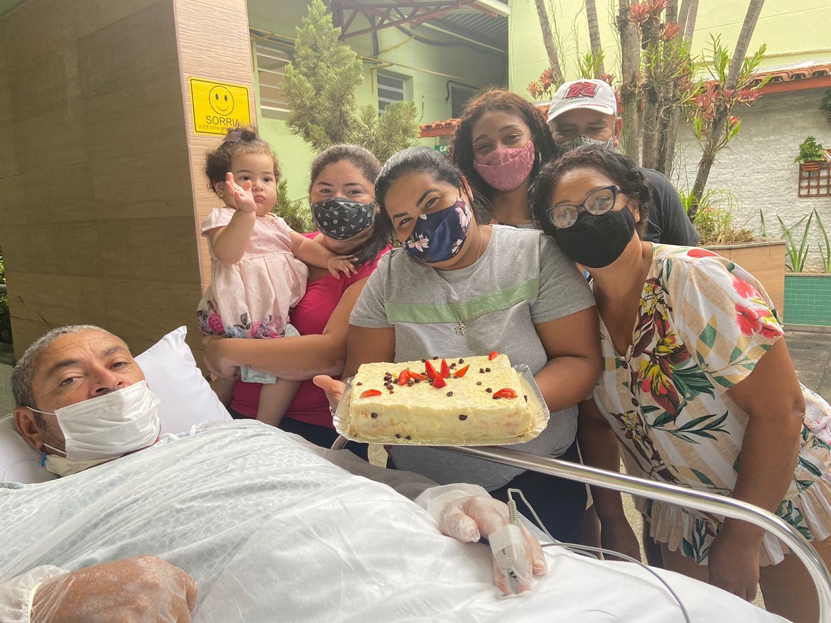  Santa Casa de Cachoeiro promove encontro entre familiares e paciente da UTI no dia do aniversário dele