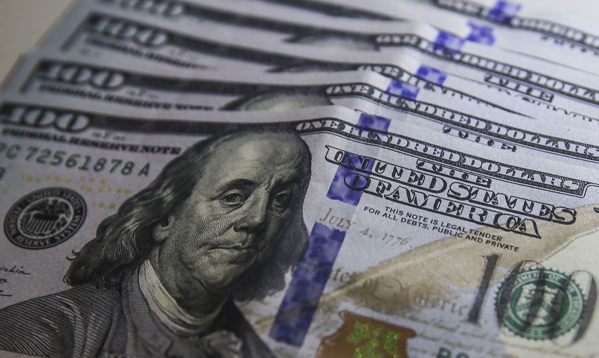  Dólar aproxima-se de R$ 4,90 e fecha no menor valor em nove meses