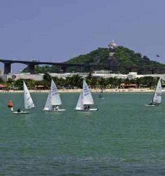  Velas de embarcações colorem a Ilha na famosa regata da Volta da Taputera