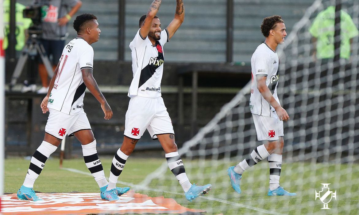  Vasco faz 3 a 0 no Resende e vai encarar Flamengo na semi do Carioca