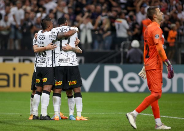  Graças a gol contra, Corinthians vence a primeira na Libertadores