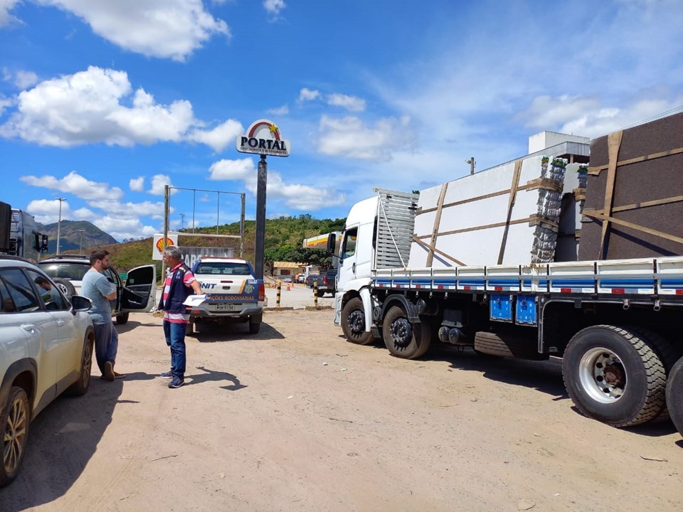  Sefaz apreende 60 chapas de granito sem nota fiscal na BR-259, em Colatina