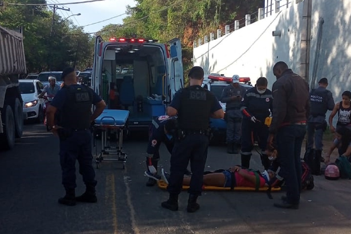  Mulher fica ferida após acidente entre moto e carro no bairro Teixeira Leite, em Cachoeiro