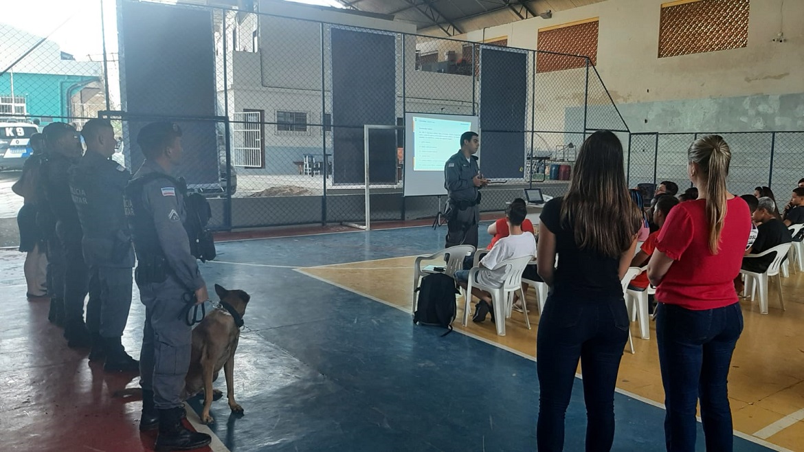  Militares do 3º Batalhão apresentam carreira policial aos alunos de Escola Estadual em Divino De São Lourenço