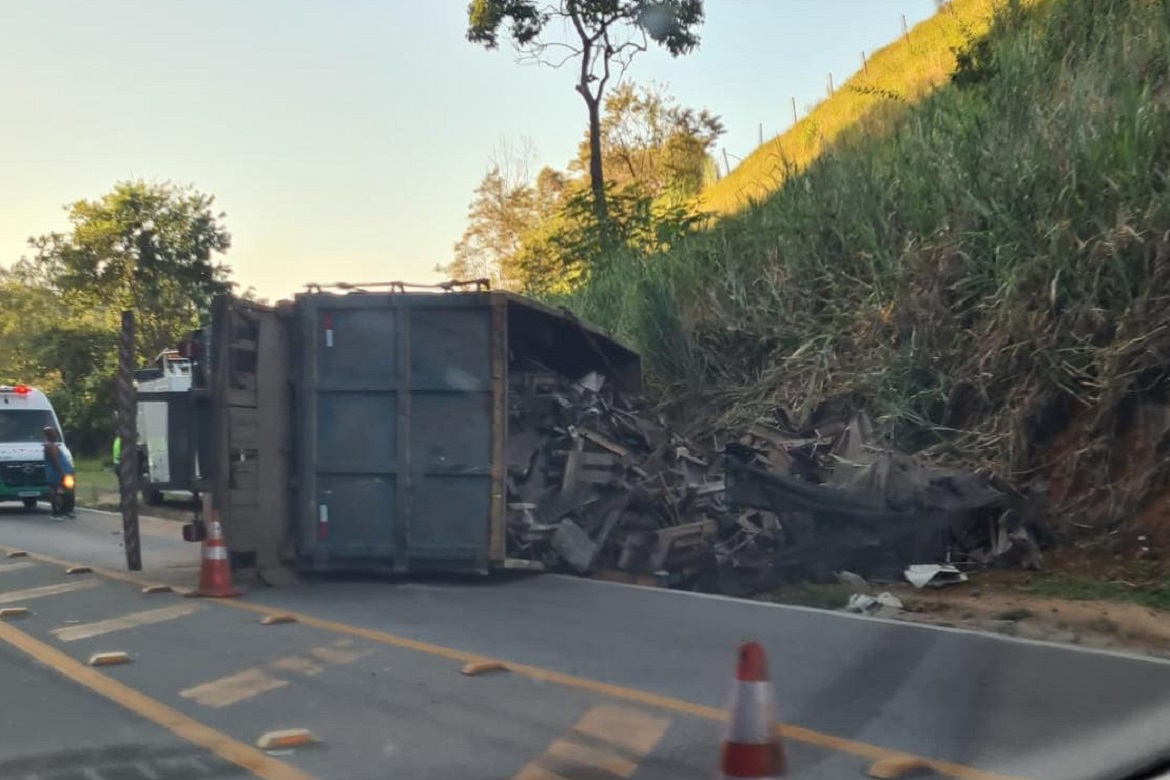  Caminhão tomba em Rio Novo do Sul e motorista acaba morrendo