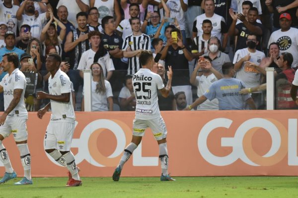  Santos vence América-MG e vira líder do Brasileiro