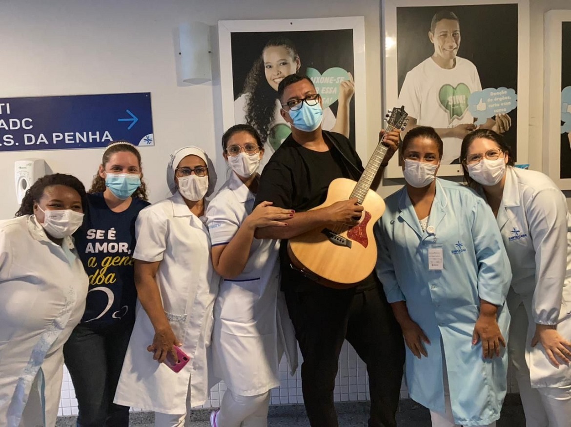  Anderson Freire faz visita à Santa Casa de Cachoeiro e emociona pacientes e funcionários