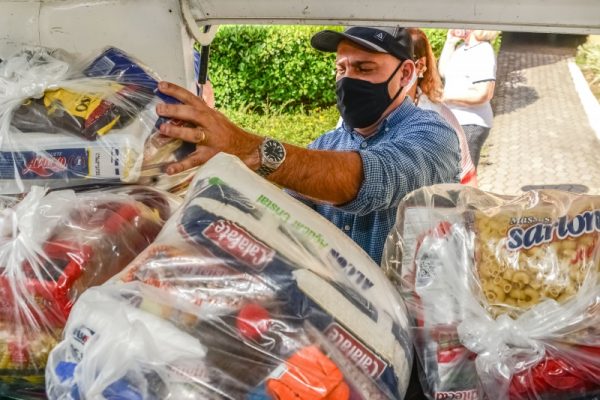  Mais de 360 famílias vão receber kit com alimentos arrecadados no Carnaval