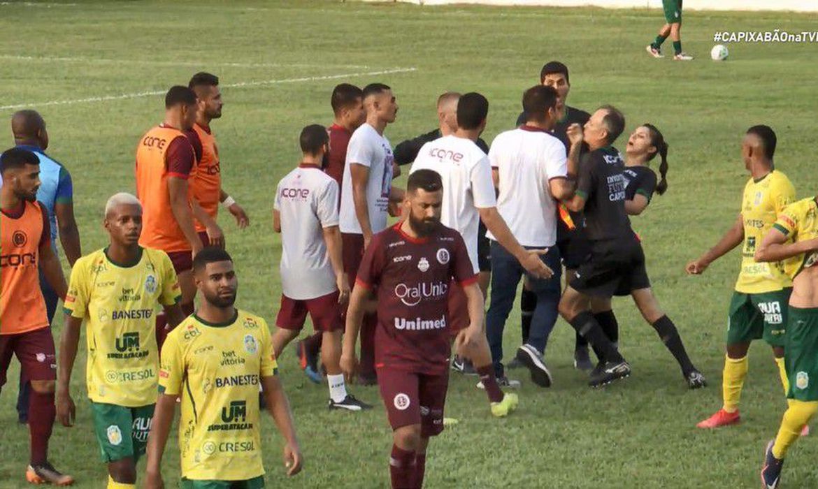  Justiça Desportiva do ES suspende Soriano por agressão à bandeirinha