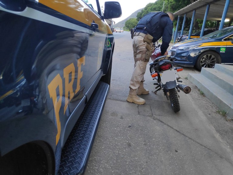  PRF recupera motocicleta na BR 101