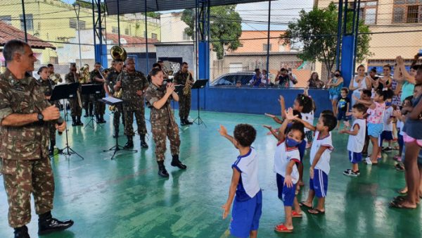  Banda do Exército faz apresentação para crianças em escola de Vitória