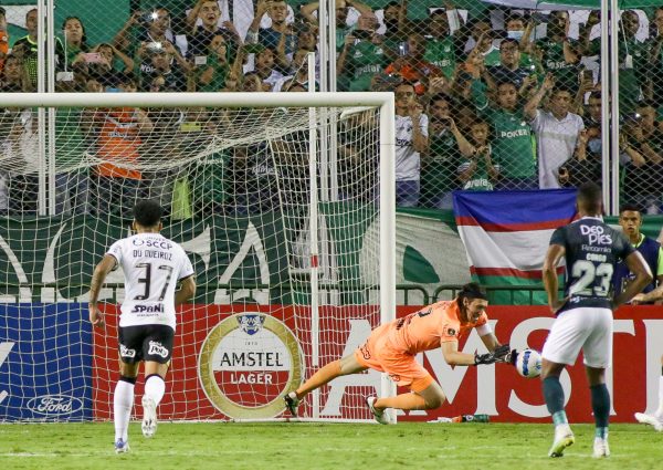  Cássio defende pênalti e Corinthians segura empate com Deportivo Cali