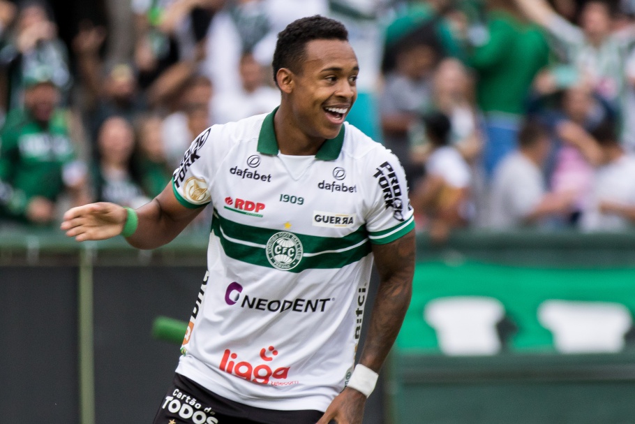  CORITIBA BATE O BOTAFOGO E GANHA POSIÇÕES NO BRASILEIRÃO