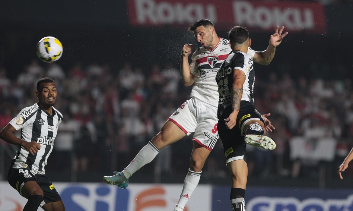  São Paulo derrota Santos em clássico com gol de pênalti no fim