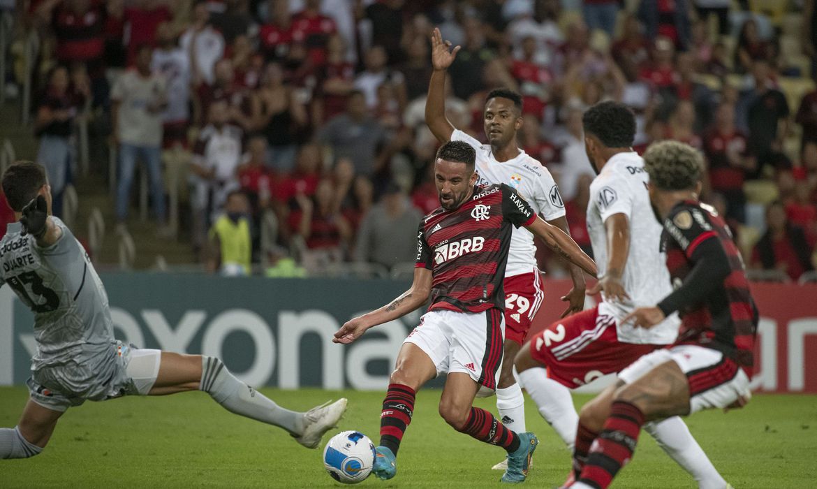  Flamengo não convence, mas triunfa na Libertadores