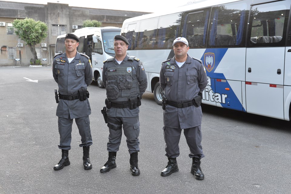  Polícia Militar recebe três novos micro-ônibus urbanos